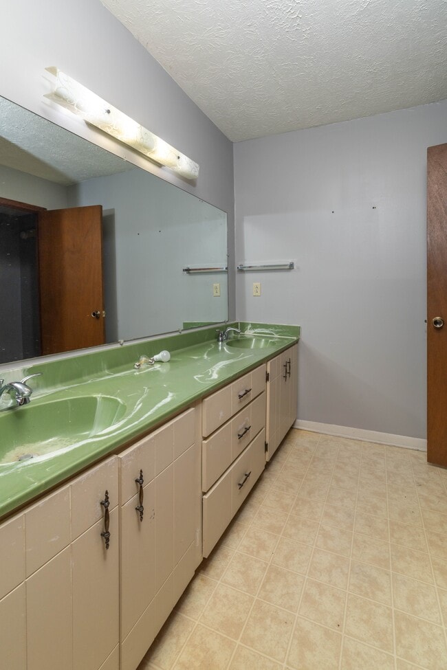 Building Photo - 9104 Woodpark Ln NW