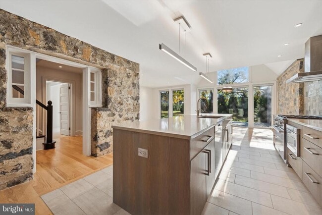 Building Photo - 767 Newtown Rd