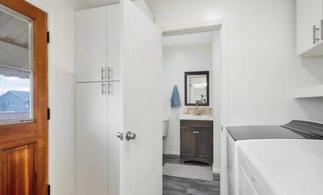 Building Photo - 10100 Sophia Ave