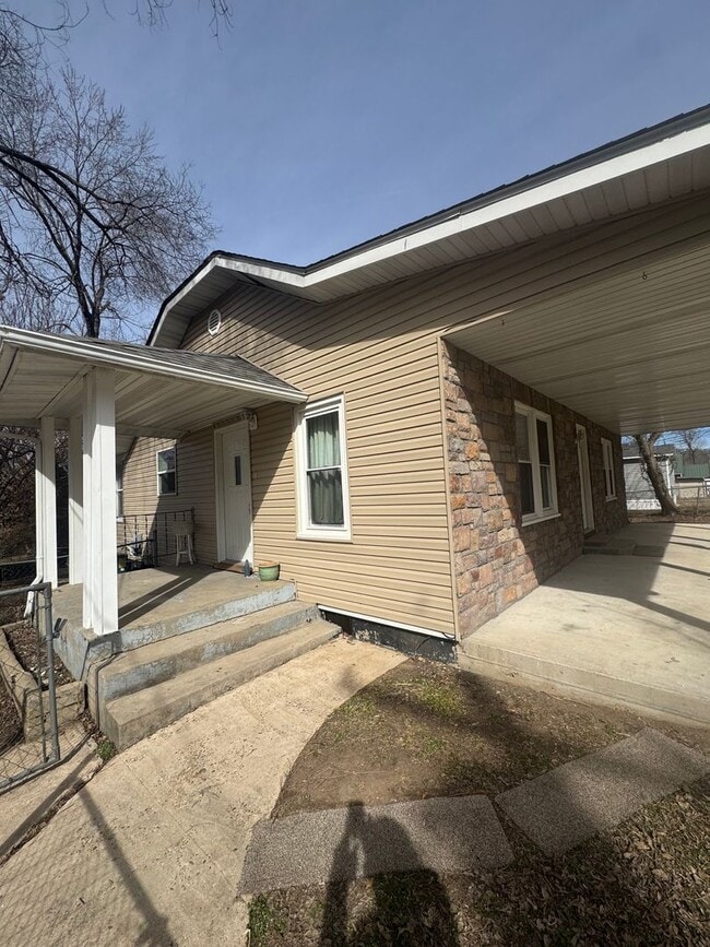 Building Photo - Furnished 3 Bedroom Home in Waynesville, MO! - Short Term Availability