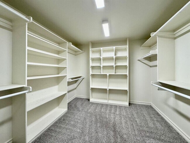 Building Photo - 308 N Lockeport Dr