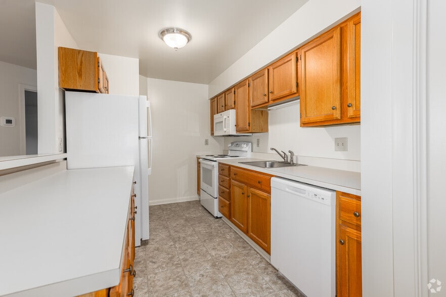 2BR, 2BA - 1,065SF - Kitchen - Kent Crossing Apartments