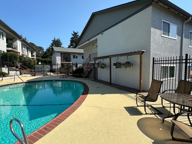 Building Photo - 1 Bed • 1 Bath Downstairs Unit - Updated Flooring