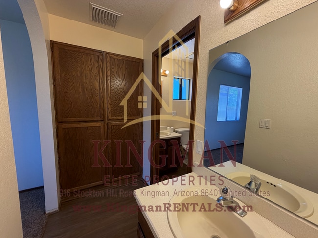 Building Photo - 3 Bedroom / 2 Bath Home with Courtyard Entry, Fireplace & Spacious Backyard
