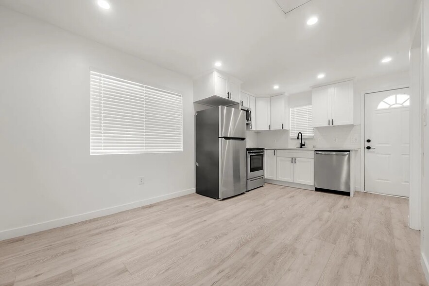 Building Photo - 858 W El Repetto Dr