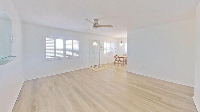 Building Photo - 2-bedroom 2-bathroom Top Corner Unit Condo