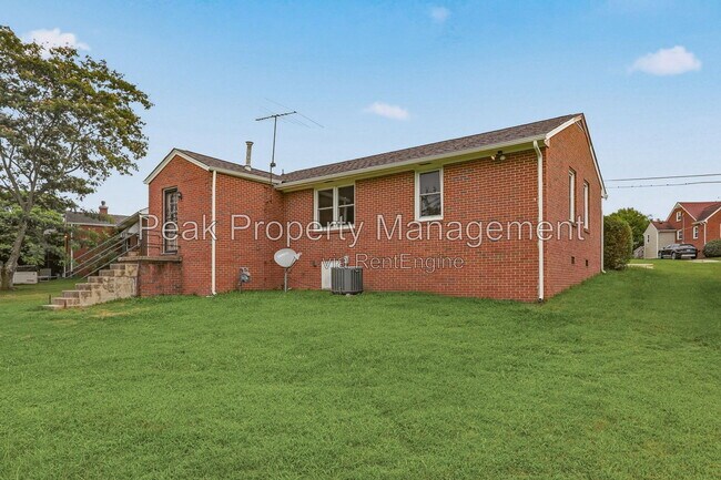 Building Photo - 912 Augusta Ave