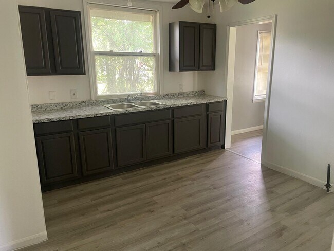 Building Photo - 5134 Hereford St