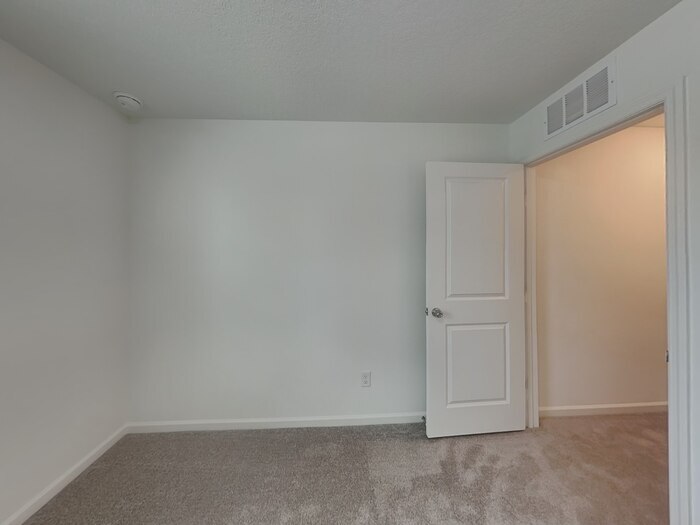 Building Photo - 622 Holly Lks Dr