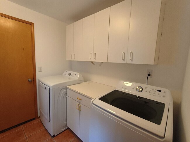 Building Photo - Rare Lakefront Retreat