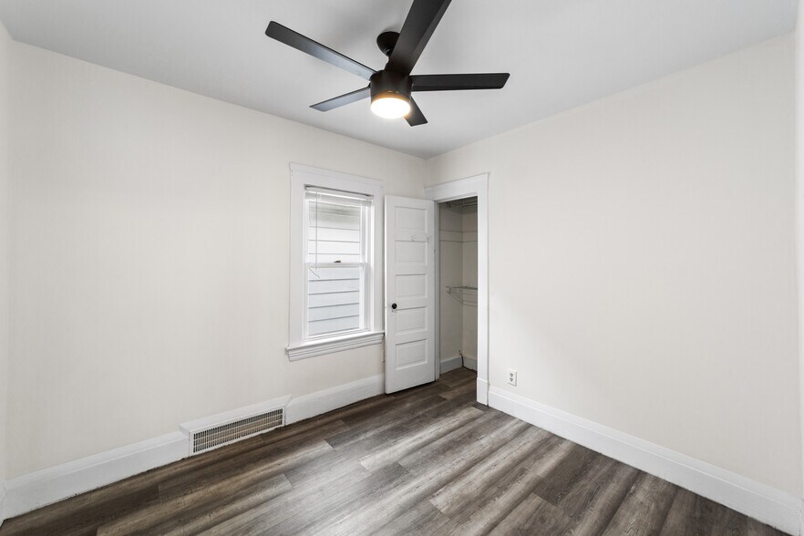 Building Photo - 1352 W 58th St