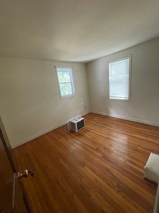 Building Photo - 4 bedroom 1 1/2 bath single family house with yard.