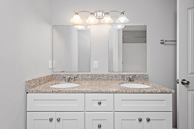 Building Photo - Charming 3-Bedroom Home in Pensacola – Clo...