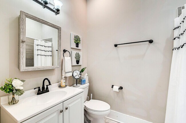 Building Photo - 611 Lincoln St