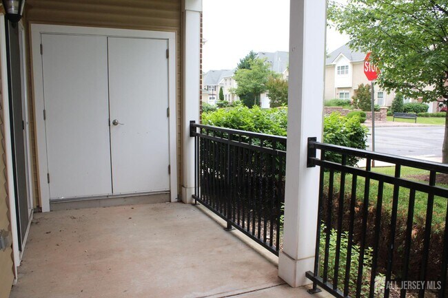 Building Photo - 611 Doral Ct
