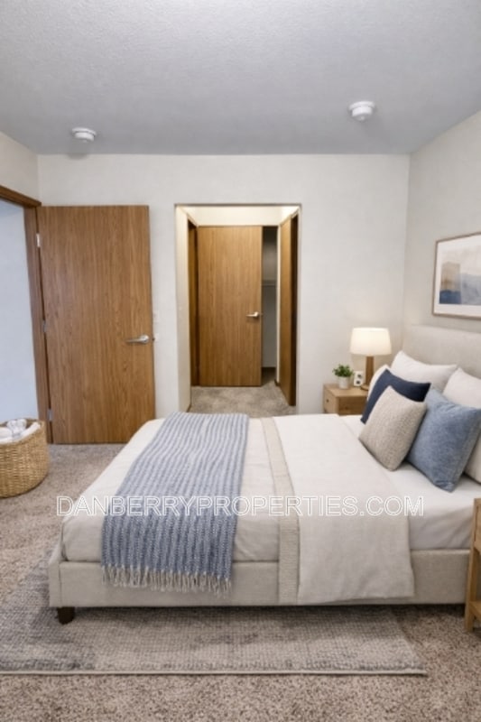 Building Photo - 1732 W Market St