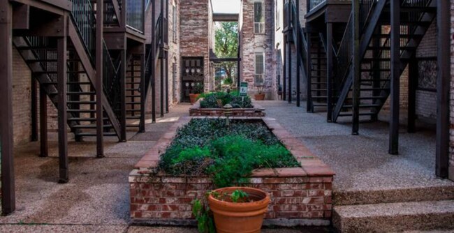 Building Photo - 6501 E Hill Dr