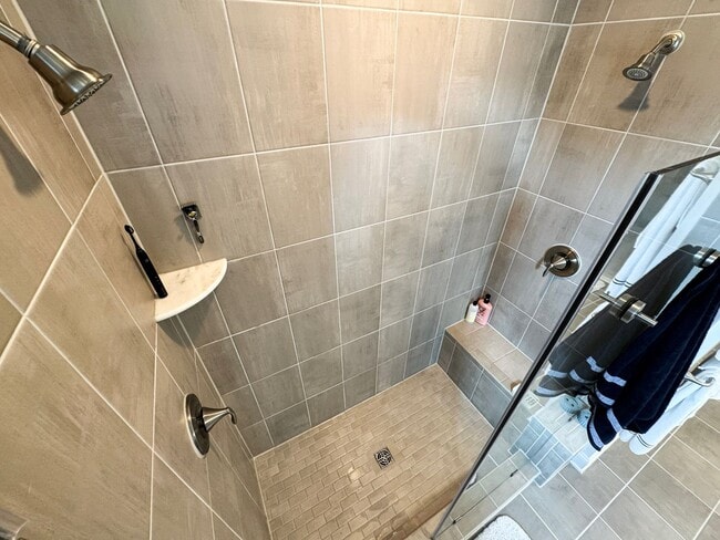 Building Photo - Fantastic 4 Bed 3.5 Bath End Unit Townhome In Potomac Shores Town Center