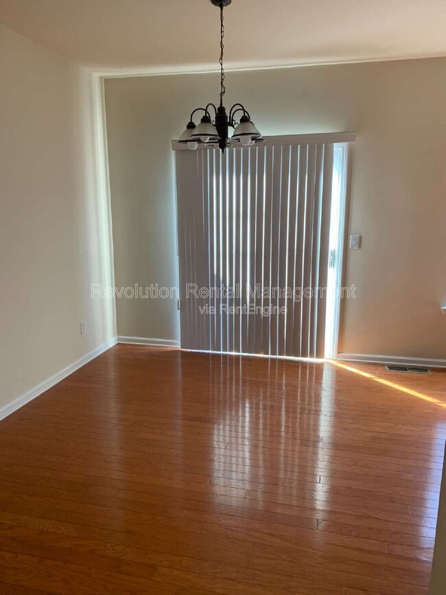 Building Photo - 6800 Blackstone Pl