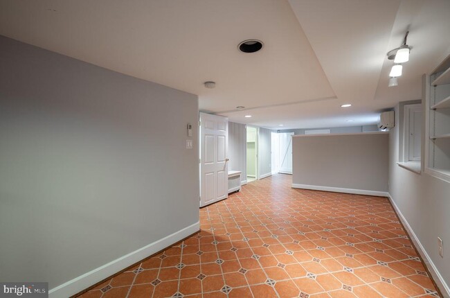 Building Photo - 506 E Windsor Ave