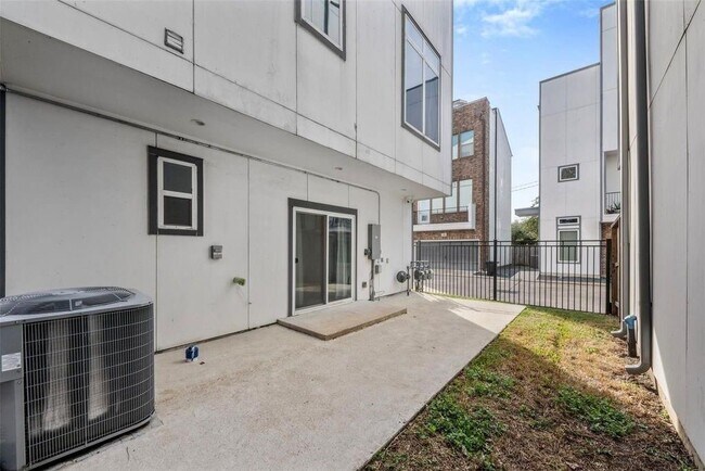 Building Photo - 6106 Clarkson Ln