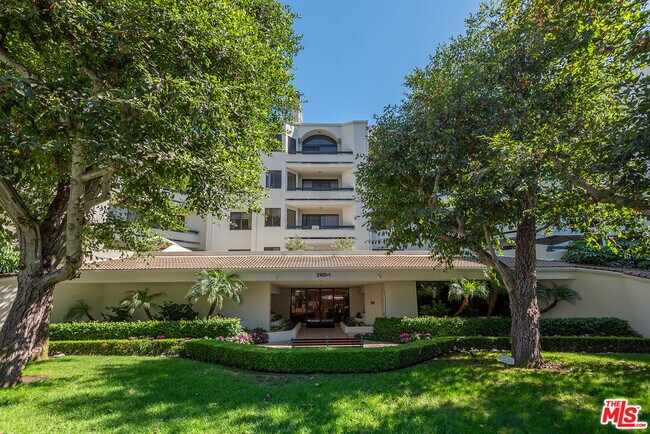 Building Photo - 2102 Century Park Ln