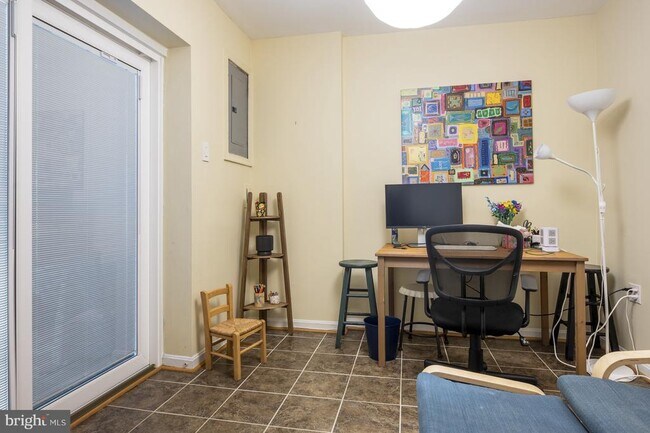 Building Photo - 132 E Glebe Rd