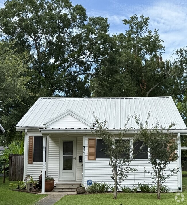 Building Photo - 311 Oak St