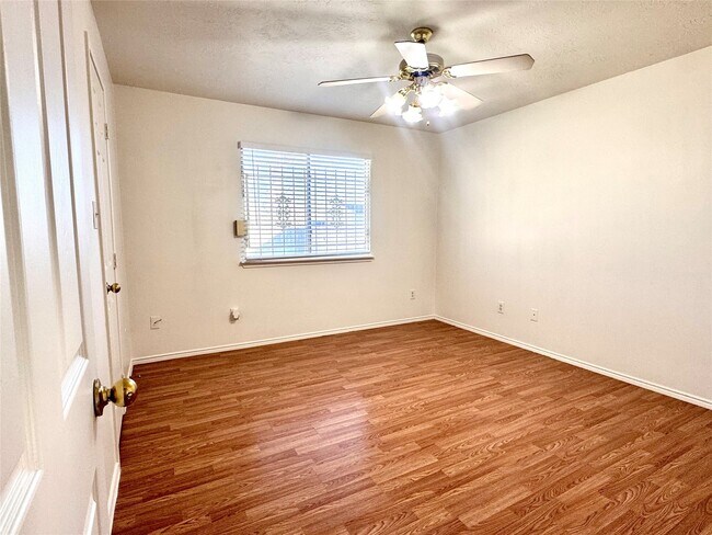 Building Photo - 8225 Gladstone St