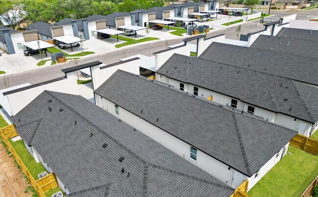 Building Photo - 2900 S Links Dr