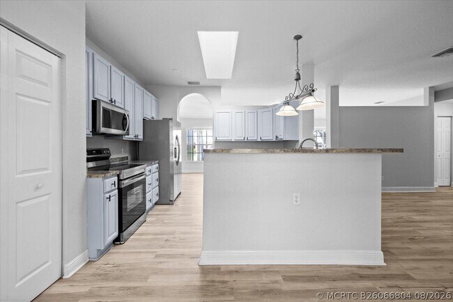 Building Photo - 2385 SW Neal Rd