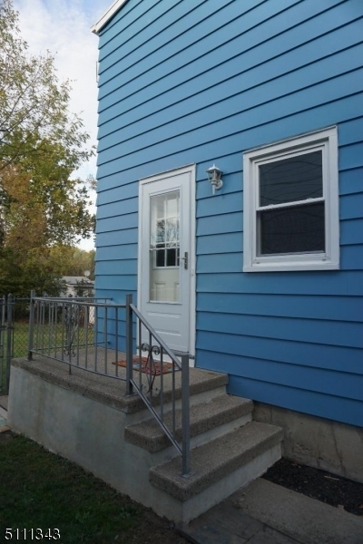 Building Photo - 16 Iroquois Ave