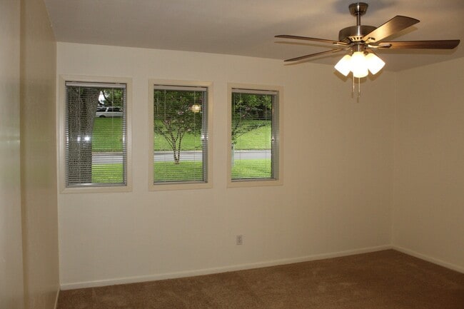 Building Photo - 3 BEDROOM, NORTH BELTON