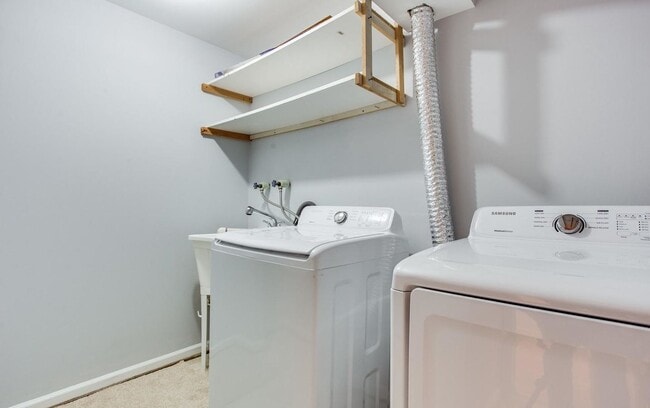 Building Photo - Gorgeous and fully updated 3BR 3.5BA 3 lev...