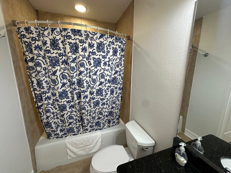 Building Photo - 13941 Clubhouse Dr