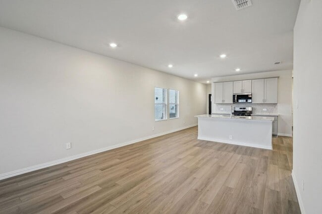 Building Photo - 115 Greenbriar Dr