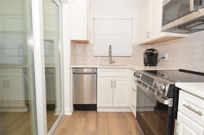 Building Photo - 4700 Cove Cir
