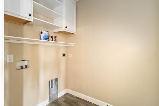 Building Photo - 130 Mistwood Ln