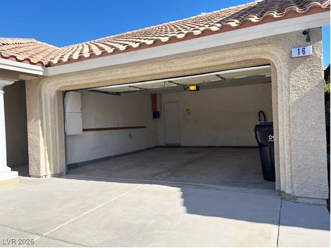 Building Photo - 16 Oak Hollow Ct