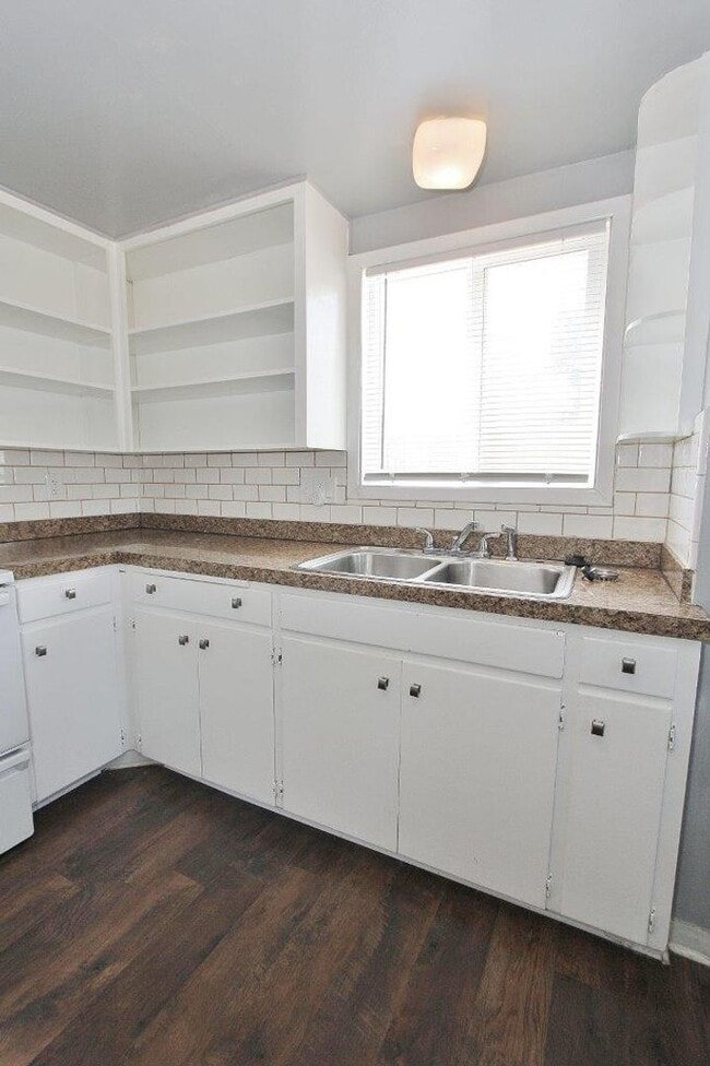 Building Photo - Charming Single-Level Studio Home