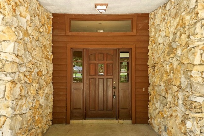 Building Photo - Belle Isle, A Spacious 3/2 Single family h...