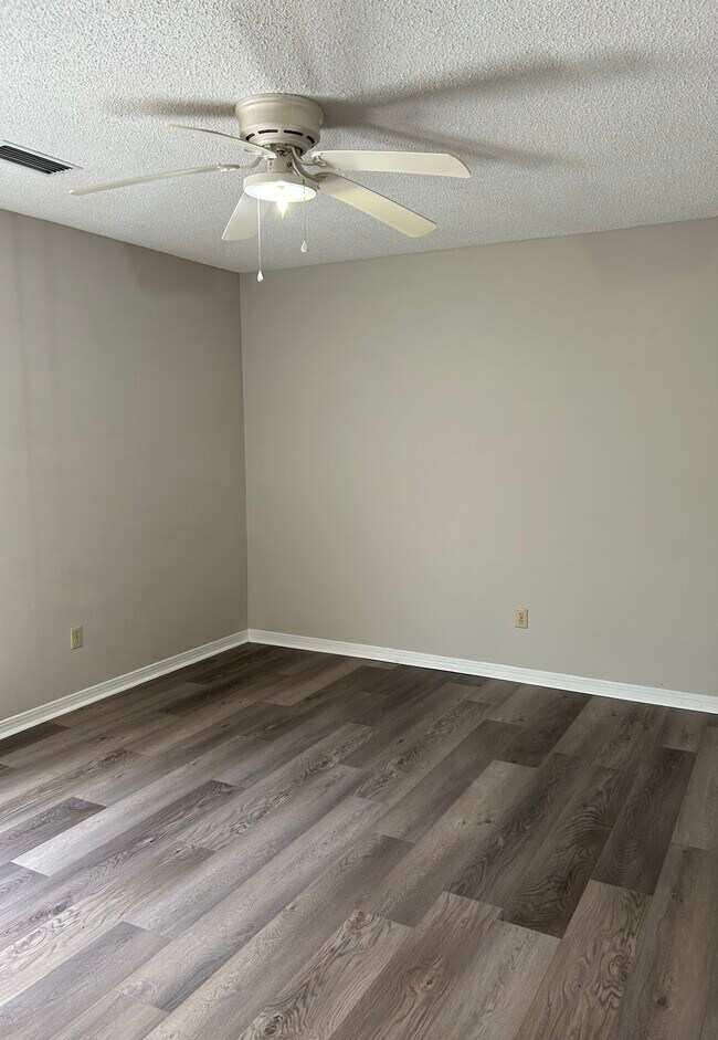 Building Photo - 912 McCay Ave