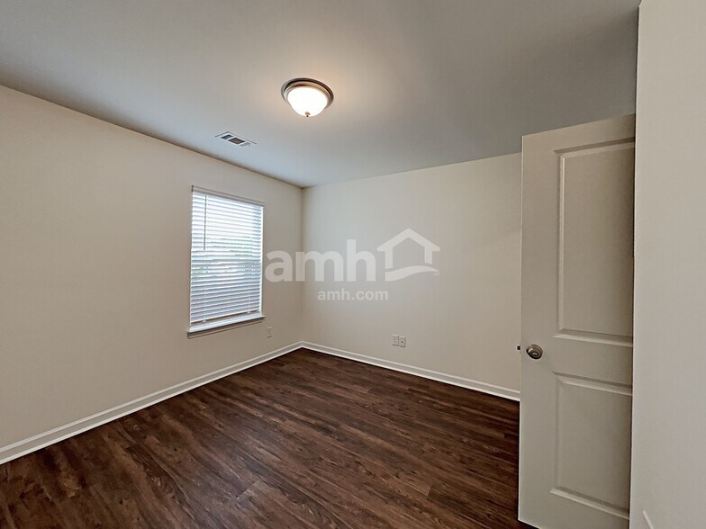 Building Photo - 288 Camp dr