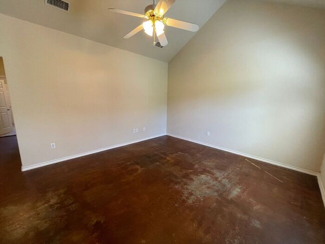 Building Photo - (( SUMMER SPECIAL!!)) Lovely 3/2 Duplex Ho...