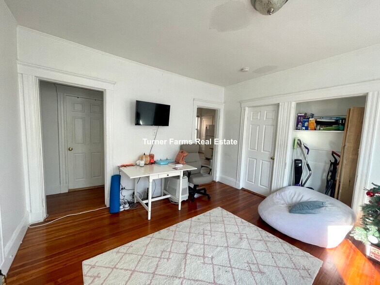 Building Photo - 162 Kelton St