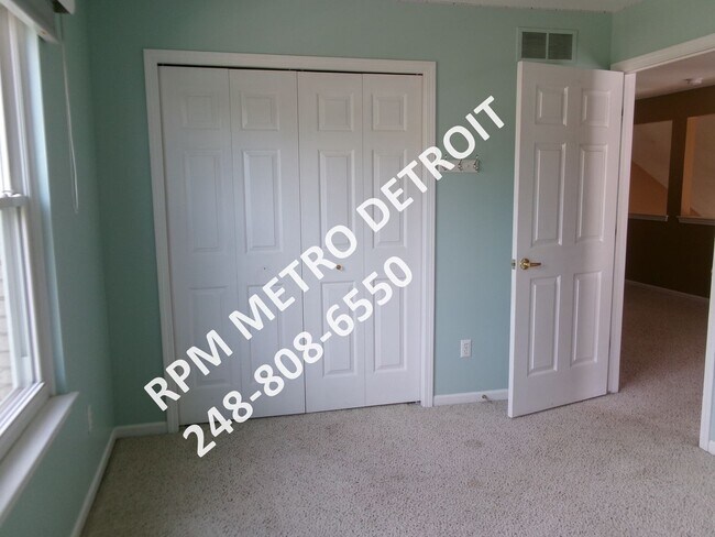 Building Photo - SPACIOUS HOME IN BROWNSTOWN