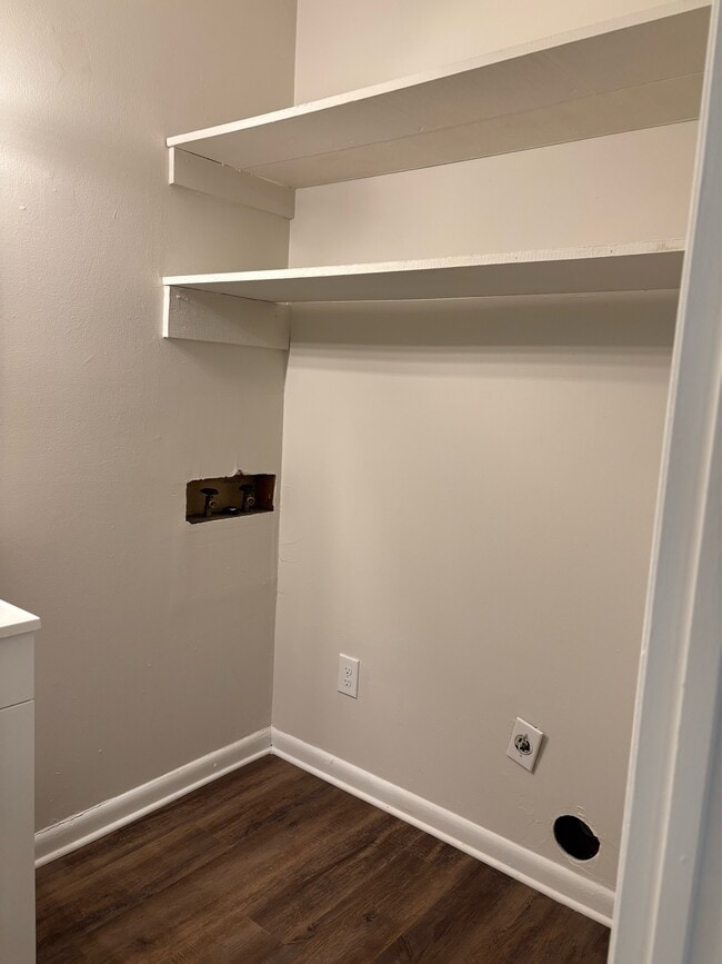 Building Photo - 1313 Ireland Dr