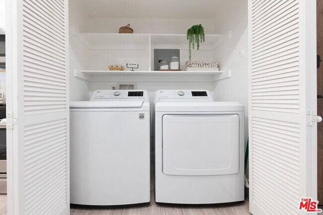 Building Photo - 839 Larrabee St