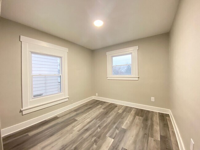 Building Photo - Highland Charm