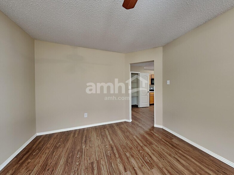 Building Photo - 1411 Plateau Dr